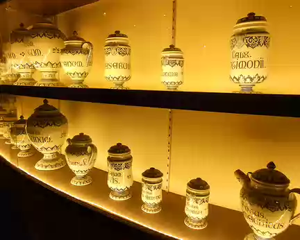 PXL078 Collection de pots d'apothicaire en porcelaine du XIXè siècle